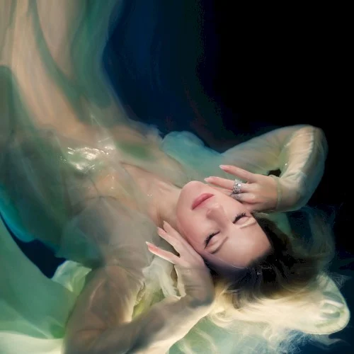 Midnight Dreams single cover by Ellie Goulding, released March 31, 2023 on Polydor